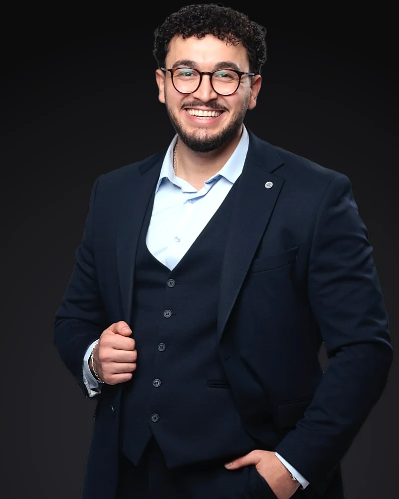 Semih Koç im dunkelblauen Anzug